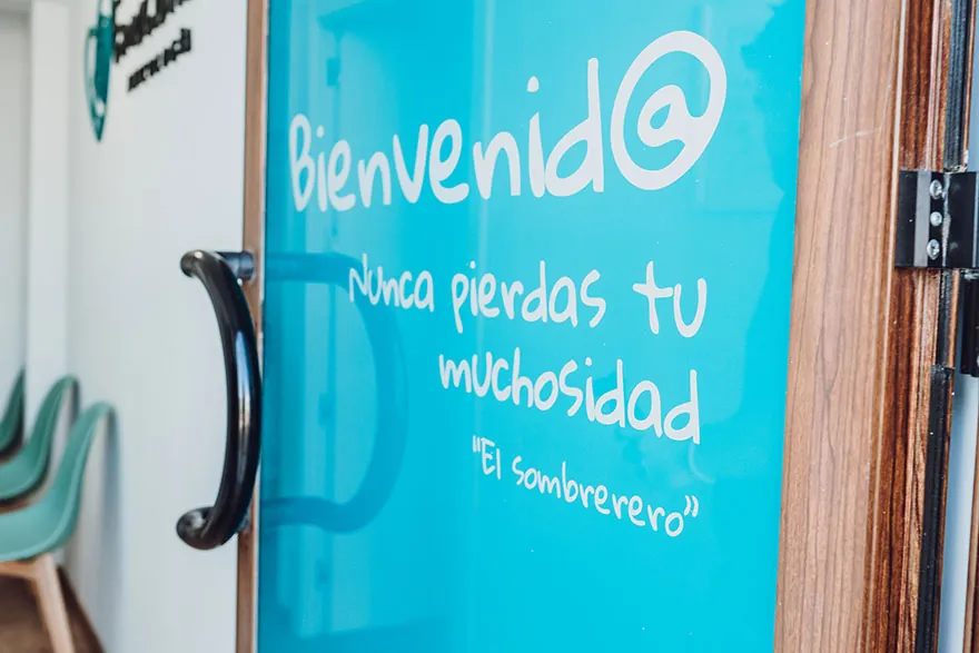 imagen de la puerta de uno de nuestros centros presenciales en el Puerto de Santa María